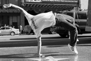 鬼步舞属于什么舞蹈风格，现在街舞 爵士舞 还有哪些分类，特点是什么？
